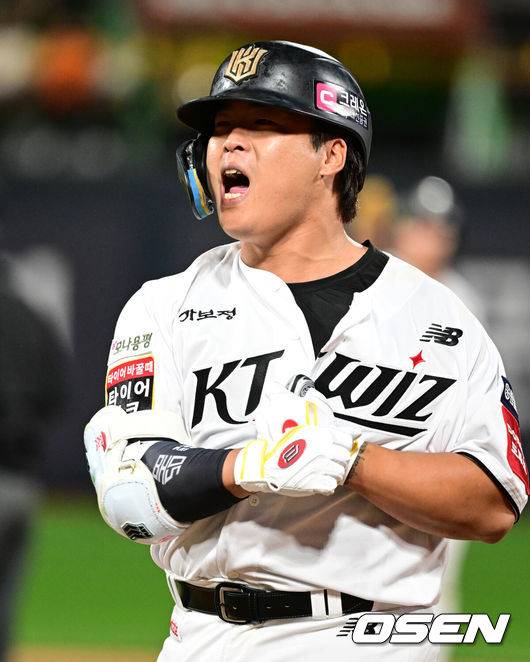 [OSEN=수원, 조은정 기자] 9회말 1사 1,3루에서 KT 강백호가 적시타를 날린 뒤 포효하고 있다. 2025.10.03 /cej@osen.co.kr