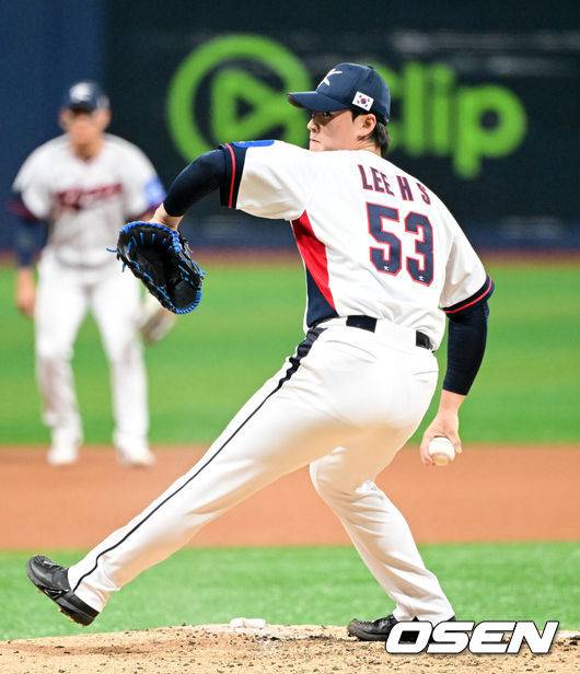 [OSEN=고척, 조은정 기자]8일 서울 구로구 고척스카이돔에서 ‘2025 NAVER K-BASEBALL SERIES’ 대한민국 야구 대표팀과 체코 야구 대표팀의 경기가 열렸다.한국은 8일과 9일 2025 K-베이스볼 시리즈 체코 대표팀과의 2경기를 시작으로 15일과 16일 양일에 걸쳐 도쿄돔에서 일본 대표팀과 2경기를 치른다. 6회초 한국 이호성이 역투하고 있다. 2025.11.08 /cej@osen.co.kr