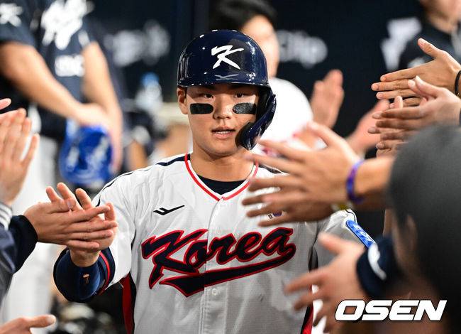 [OSEN=고척, 조은정 기자]8일 서울 구로구 고척스카이돔에서 ‘2025 NAVER K-BASEBALL SERIES’ 대한민국 야구 대표팀과 체코 야구 대표팀의 경기가 열렸다.한국은&nbsp;8일과 9일 2025 K-베이스볼 시리즈 체코 대표팀과의 2경기를 시작으로&nbsp;15일과 16일 양일에 걸쳐 도쿄돔에서 일본 대표팀과 2경기를 치른다.&nbsp;1회말 1사 3루 한국 송성문의 선제 적시타에 득점을 올린 김주원이 환영을 받고 있다. 2025.11.08 /cej@osen.co.kr