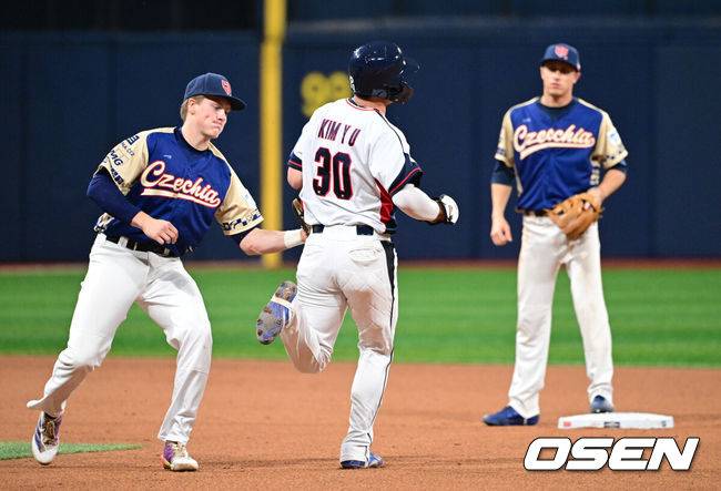 [OSEN=고척, 조은정 기자]8일 서울 구로구 고척스카이돔에서 ‘2025 NAVER K-BASEBALL SERIES’ 대한민국 야구 대표팀과 체코 야구 대표팀의 경기가 열렸다.한국은&nbsp;8일과 9일 2025 K-베이스볼 시리즈 체코 대표팀과의 2경기를 시작으로&nbsp;15일과 16일 양일에 걸쳐 도쿄돔에서 일본 대표팀과 2경기를 치른다.&nbsp;6회말 1사 1루에서 한국 김영웅이 체코 투수의 보크로 2루를 밟고 있다. 2025.11.08 /cej@osen.co.kr