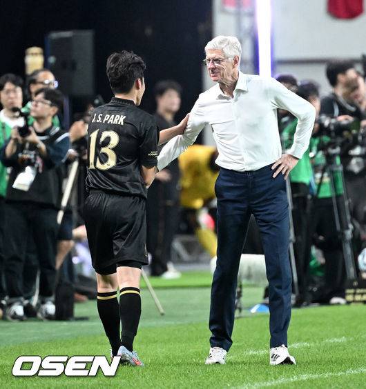 [OSEN=서울월드컵경기장, 이대선 기자] 14일 오후 서울월드컵경기장에서 '2025 아이콘매치: 창의 귀환, 반격의 시작’ 경기가 열렸다.2025 아이콘매치는 넥슨 축구 게임 ‘FC 온라인’과 ‘FC 모바일’의 전설적 은퇴 선수들이 한국 경기장에서 펼치는 특별 경기다. 올해는 베일, 제라드, 카시야스가 새롭게 합류하고 아르센 벵거와 라파엘 베니테스 감독이 지략 대결을 펼친다.후반 스피어 박지성이 교체되어 나가며 벵거 감독과 인사를 나누고 있다. 2025.09.14 /sunday@osen.co.kr