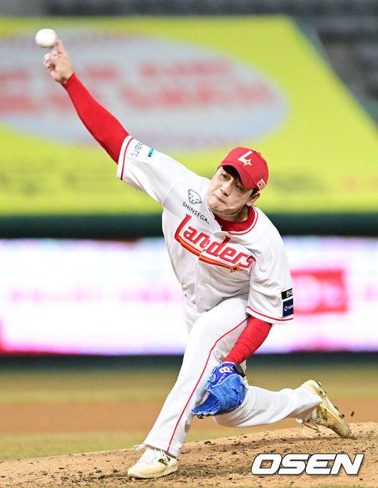 [OSEN=인천, 최규한 기자] 4회초 1사 1루 상황 마운드에 오른 SSG 투수 서진용이 힘차게 공을 뿌리고 있다. 2025.03.13 / dreamer@osen.co.kr