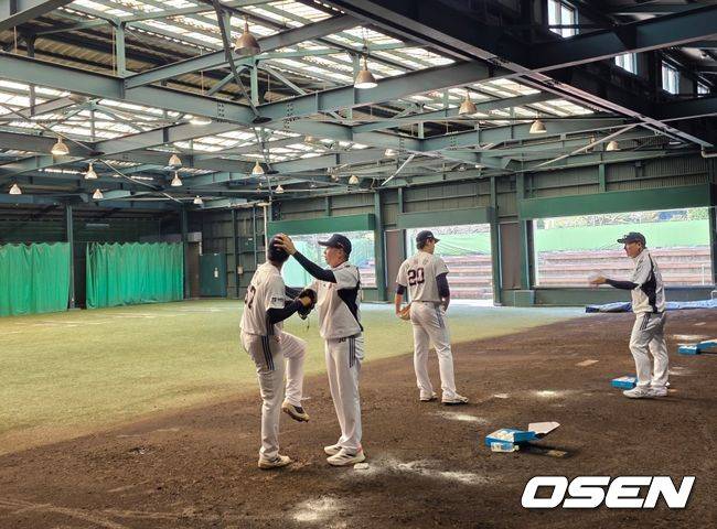 [OSEN=미야자키(일본), 이후광 기자] 김원형 감독이 홍민규의 투구폼을 교정하고 있다 / backlight@osen.co.kr