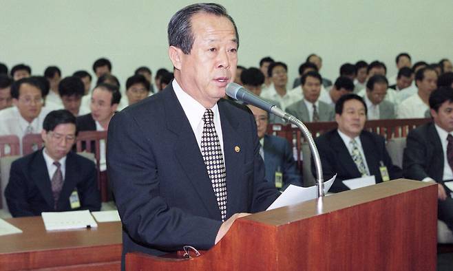 정종택(1935∼2025) 전 환경부 장관이 현직 국무위원&nbsp;시절 국회에 출석해 의원들 질의에 답변하고 있다. 세계일보 자료사진