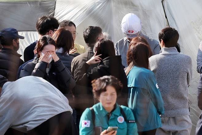 지난 7일 오후 울산 남구 동서발전 울산화력발전소 보일러 타워 붕괴현장에서 유가족들이 발전소 관계자들에게 항의하고 있다. 울산=뉴스1