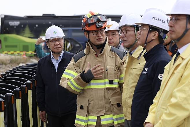 김민석 국무총리가 8일 보일러 타워 해체 작업 중 붕괴로 인한 작업자 매몰사고가 발생한 울산화력발전소 현장을 살펴보고 있다. 총리실 제공