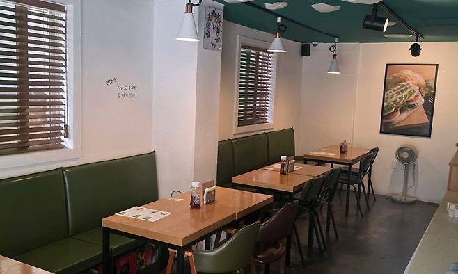 아티장 깔조네 버거 내부