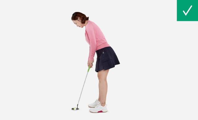 체중은 발바닥의 가운데보다 약간 앞쪽에 실어줘야 자연스러운 스트로크를 하기 쉽다.