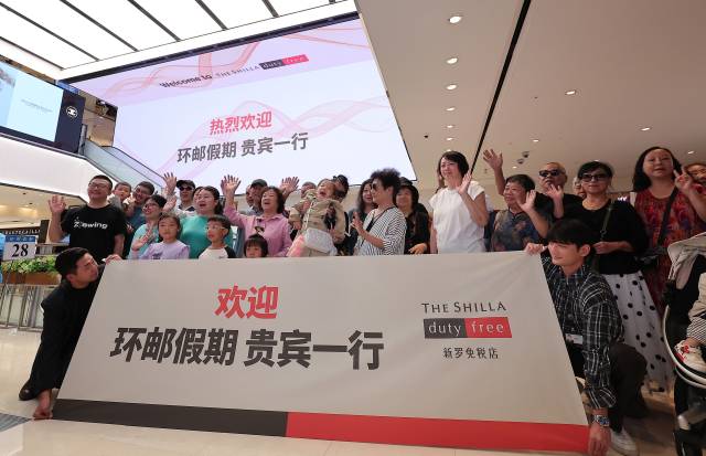 중국 단체관광객의 무비자 입국이 시작된 29일 서울 중구 신라면세점 서울점에서 중국인 관광객들이 면세점 측에서 마련한 환영 행사를 즐기고 있다. 기사와 무관한 사진. 뉴스1