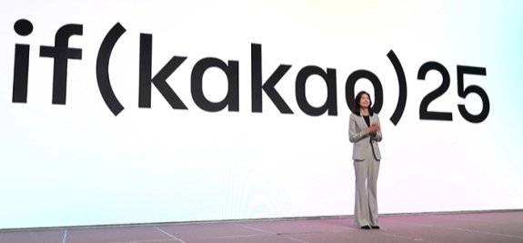정신아 카카오 대표이사가 9월 23일 경기 용인시 카카오AI캠퍼스에서 열린 ‘이프(if) 카카오’ 콘퍼런스에서 키노트 세션 전체를 이끌며, 카카오톡의 대규모 변화와 새롭게 추가되는 다양한 AI 서비스를 공개했다. 카카오