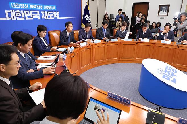 더불어민주당은 8일 검찰이 1심에서 대장동 개발 비리 혐의로 실형을 선고받은 피고인들에 대한 항소를 포기한 것에 대해 법리 판단에 따른 '자제'라고 평가했다. ⓒ연합뉴스