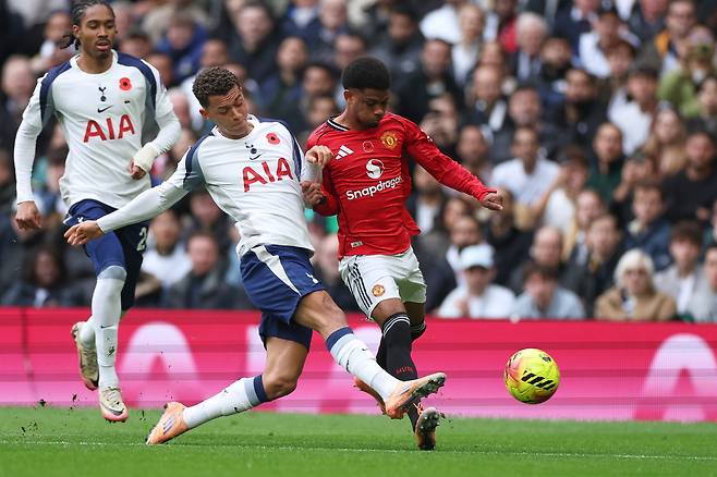 토트넘의 브레넌 존슨(중앙)이 8일 영국 런던에서 열린 토트넘 홋스퍼와 맨체스터 유나이티드의 잉글랜드 프리미어 리그 축구 경기에서 맨체스터 유나이티드의 아마드 디알로와 공을 두고 경쟁하고 있다. AP연합뉴스