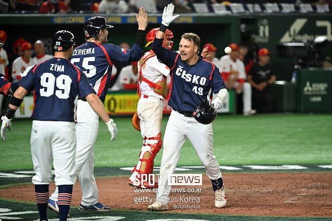 ▲ 주권을 울린 체코 야구 영웅이 한국에 온다. 지난 2023년 WBC 데뷔전에서 역전 결승포를 날린 마르틴 무지크.