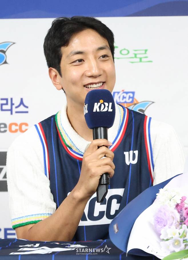 지난 5월 부산 KCC이지스 자유계약선수(FA) 입단 기자회견에 참석한 허훈. /사진=김진경 대기자