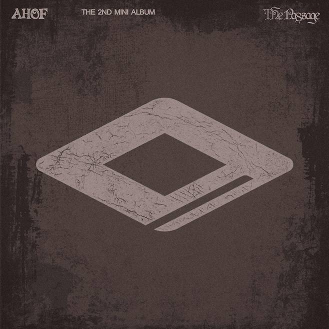 '괴물 신인' 아홉, 컴백 4일 차에 커리어 하이 달성..'The Passage' 36만 8천장 돌파