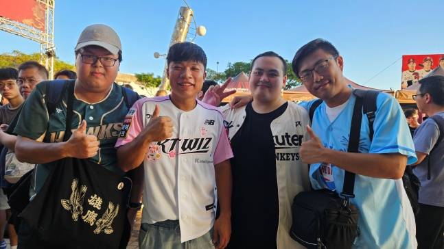 KT 대만 현지 야구팬들이 사진 촬영에 응했다. /사진=KT 위즈 제공