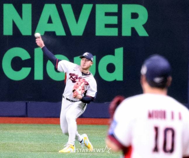 외야수 안현민이 7일 고척스카이돔에서 열린 2026 WBC 야구대표팀 훈련에서 김영웅과 수비훈련을 하고 있다. /사진=강영조 선임기자