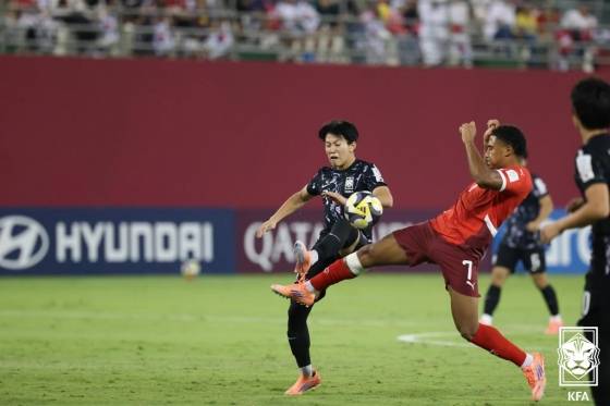 대한민국 17세 이하(U-17) 대표팀 김도민이 8일(한국시간) 카타르 도하의 어스파이어 존에서 열린 2025 국제축구연맹(FIFA) U-17 월드컵 조별리그 F조 2차전 스위스전에서 볼 경합을 펼치고 있다. /사진=대한축구협회 제공