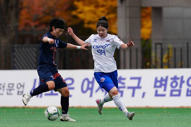 볼 경합 펼치는 이수빈(오른쪽). /사진=한국여자축구연맹 제공