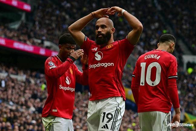 브라이언 음뵈모(가운데)가 8일 오후 9시 30분(한국시간) 영국 런던의 토트넘 홋스퍼 스타디움에서 열린 2025~2026시즌 잉글랜드 프리미어리그(EPL) 11라운드 토트넘 홋스퍼를 상대로 선제골을 넣고 세리머니하고 있다. /AFPBBNews=뉴스1