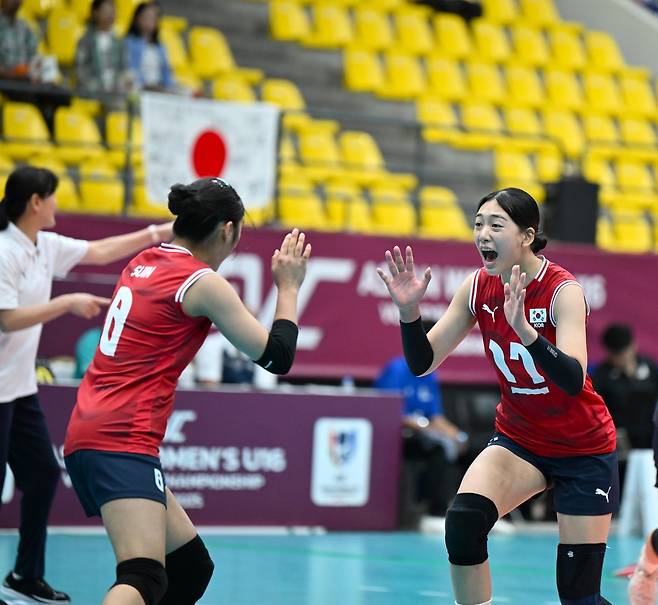 하이파이브 하는 손서연(오른쪽) [아시아배구연맹 페이스북 캡처. 재판매 및 DB 금지]