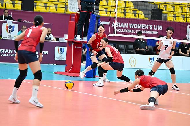 일본에 실점하는 한국 U-16 여자배구 대표팀 선수들 [아시아배구연맹 홈페이지 캡처. 재판매 및 DB 금지]