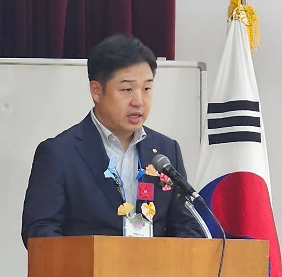 축사하는 정규일 종이나라 대표이사 (아산=연합뉴스) 강성철 기자 = 8일 오후 '종이접기·종이문화 컨벤션' 개막식에서 축사하는 정규일 종이나라 대표이사. 2025.11.8 wakaru@yna.co.kr