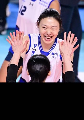 하이파이브 하는 현대건설의 양효진 [한국배구연맹 제공. 재판매 및 DB 금지]