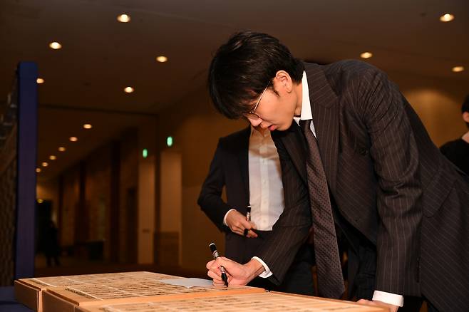 기념 바둑판에 사인하는 신진서 9단 [한국기원 제공. 재판매 및 DB 금지]