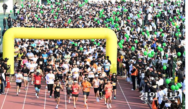 9일 오전 안성 종합운동장에서 열린 ‘제25회 안성맞춤 전국마라톤대회’에 참가한 마라토너들이 힘찬 출발을 하고 있다. 2025.11.9 /취재팀