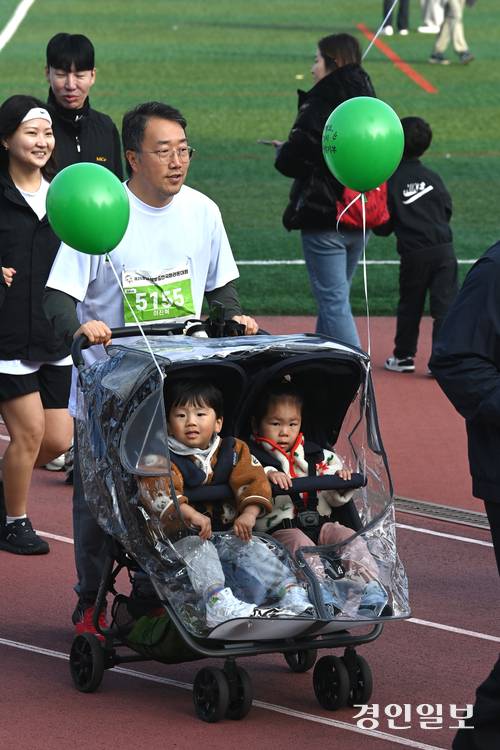 아이를 유모차에 태우고 달리는 아빠. 2025.11.9 /취재팀