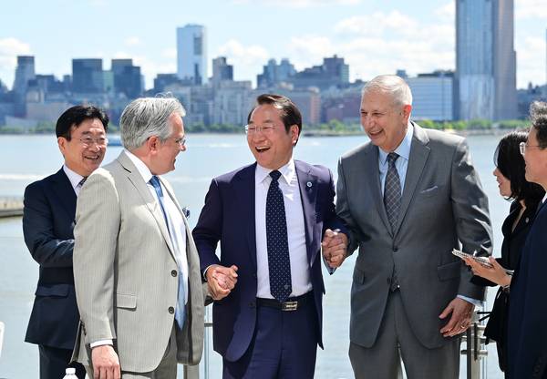 유정복 인천시장이 시잔은 지난해 미국 뉴저지 저지시티에서 열린 ‘영종 항공복합문화시설 투자유치 업무협약식’에서 협약서에 서명을 마치고 조지프 파나핀토 주니어 파나핀토 대표와 악수를 하고 있는 모습. (왼쪽부터) 김영란 디피인터내셔널 대표이사, 유정복 인천시장, 조지프 파나핀토 주니어 파나핀토 대표, 인승준 대한항공 수석. 2024.5.29 /인천시 제공