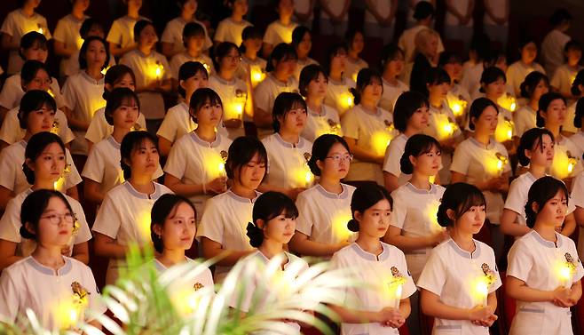 ▲ 7일 인천 연수구 가천대학교 메디컬캠퍼스에서 열린 '제78회 가천대학교 간호대학 나이팅게일 선서식'에서 간호학과 2학년 학생들이 나이팅게일 선서를 하고 있다. /양진수 기자 photosmith@incheonilbo.com