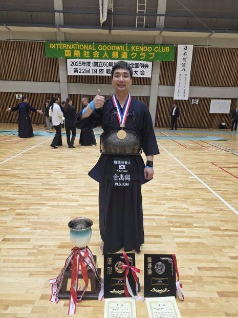 김우석 주무관이 지난 10월 ‘국제사회인검도대회’ 단체전에서 우승을 차지하고 환하게 웃고 있다. 
<김우석 주무관 제공>