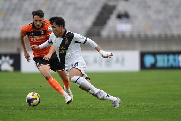 경남FC 원기종(흰색 유니폼)이 8일 화성종합경기타운 주경기장에서 열린 화성FC와 경기에서 드리블 하고 있다. /경남FC