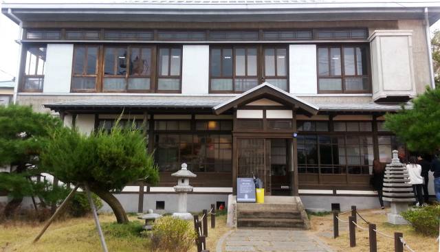 구룡포 근대문화거리에 복원된 근대역사관.1920년대, 일본 가가와현 출신의 하시모토 젠기치가 지은 2층 목조가옥이다.