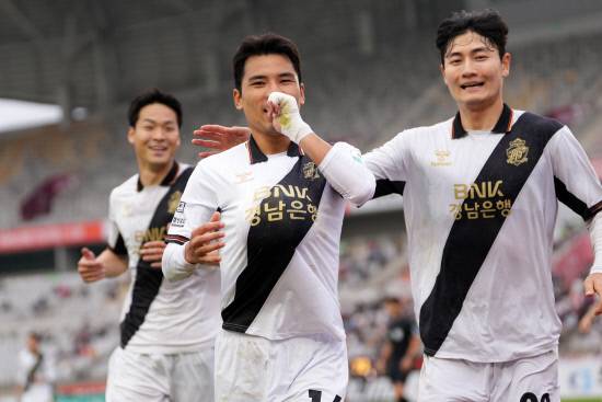 골을 넣은 경남FC 원기종(가운데)이 골 세리머니를 하고 있다. 사진=경남FC