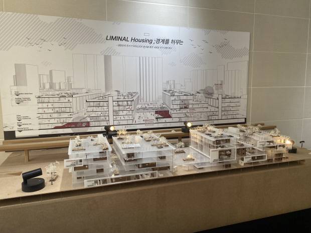 '다시 육거리' 프로젝트 전시장에 설치된 도심 내 주거와 공공프로그램을 결합한 대안적 주거 모델을 제시한 건축 모형이다.