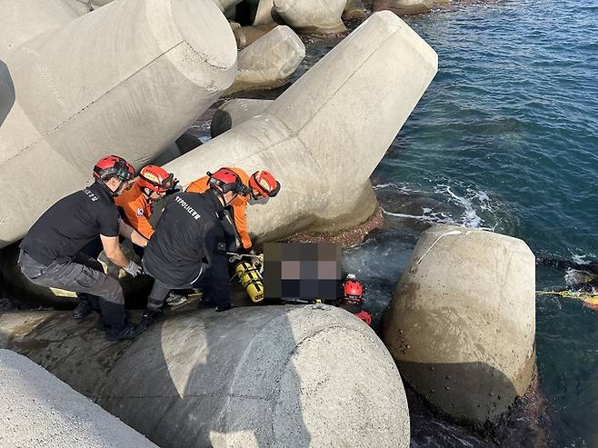 ▲ 7일 낮 12시 54분께 50대 낚시객 A씨가 경주시 감포항 남방파제 밑 해상에서 엎드린 채로 발견돼 해경 등이 인양하는 모습. 포항해양경찰서 제공