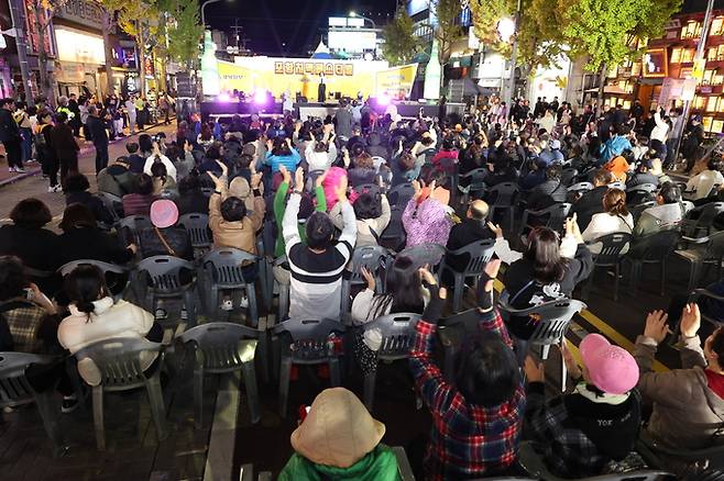 ▲ 포항치맥페스티벌이 7일 오후 포항시 남구 쌍용사거리 일원에서 열린 가운데 무대에서 펼쳐지는 공연에 관람객들이 열광하고 있다.김영환 기자 yhk@kyongbuk.com