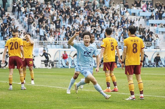 대구FC 김현준이 지난 8일 K리그1 파이널라운드 36라운드에서 광주FC를 상대로 극장골을 성공한 후 환호하고 있다.<대구FC 제공>