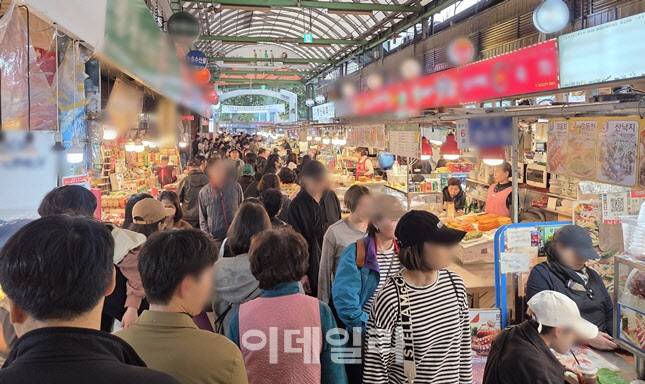 주말 오후, 광장시장 내부는 내외국인 관광객으로 북적였다. 논란에도 불구하고 발길은 여전히 이어졌다 (사진=한전진 기자)