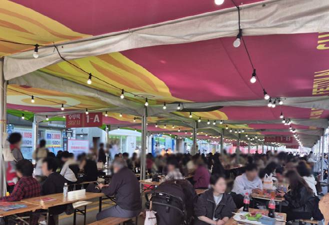 라면축제의 라면 시식장. 지난 7일 평일 낮 점심시간이 지났음에도 사람들이 몰렸다. (사진=오희나 기자)