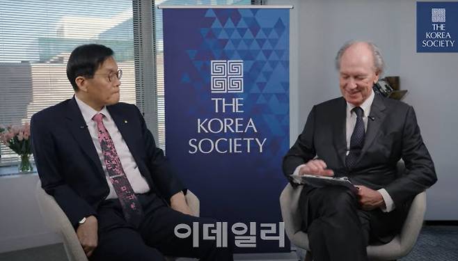 이창용 한국은행 총재가 지난달 16일(현지시간) 미 워싱턴DC에서 토마스 번 코리아소사이어티 회장과 인터뷰하고 있다. (사진= 인터뷰 동영상 캡처)