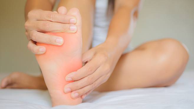 아침에 첫 발을 디딜 때 극심한 통증이 느껴진다면 족저근막염일 가능성이 높다｜출처: 클립아트코리아
