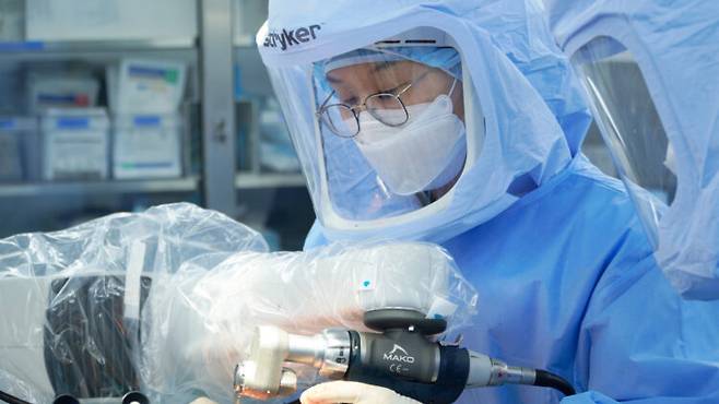 손과 팔을 너무 많이 써서 생기는 테니스엘보, 골프엘보는 정작 이름과는 달리 일반인들에 더 많이 생긴다. 하루 종일 컴퓨터 자판을 두드리고, 스마트폰을 끼고 사는 현대인들엔 피하기 어려운 직업병 비슷하다. 사진=부산큰병원