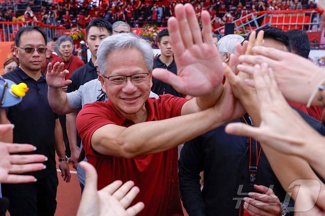 젠슨 황 엔비디아 CEO가 8일 대만 신주에서 열린 TSMC 체육대회에 참석, 직원들과 하이파이브를 하고 있다. ⓒ 로이터=뉴스1 ⓒ News1 박형기 기자