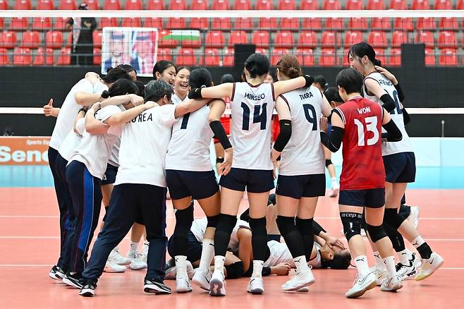 U-16 아시아배구선수권에서 우승한 여자 대표팀 선수들이 기뻐하고 있다. (아시아배구연맹 SNS 캡처)