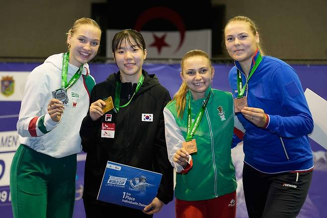 펜싱 여자 사브르 대표팀 전하영(왼쪽에서 2번째)이 9일(한국시간) 열린 알제리 월드컵에서 금메달을 차지한 뒤 메달을 목에 걸고 기념 촬영을 하고 있다. (대한펜싱협회 제공)