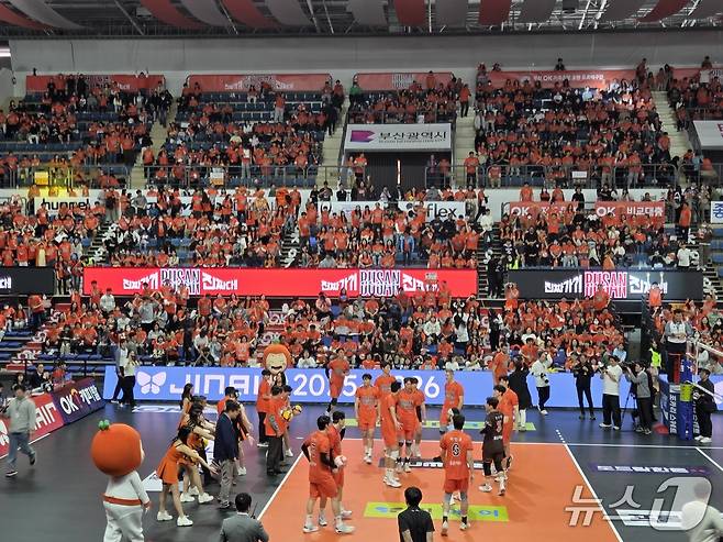 경기장을 가득 매운 OK저축은행 홈 팬들 ⓒ News1 안영준 기자